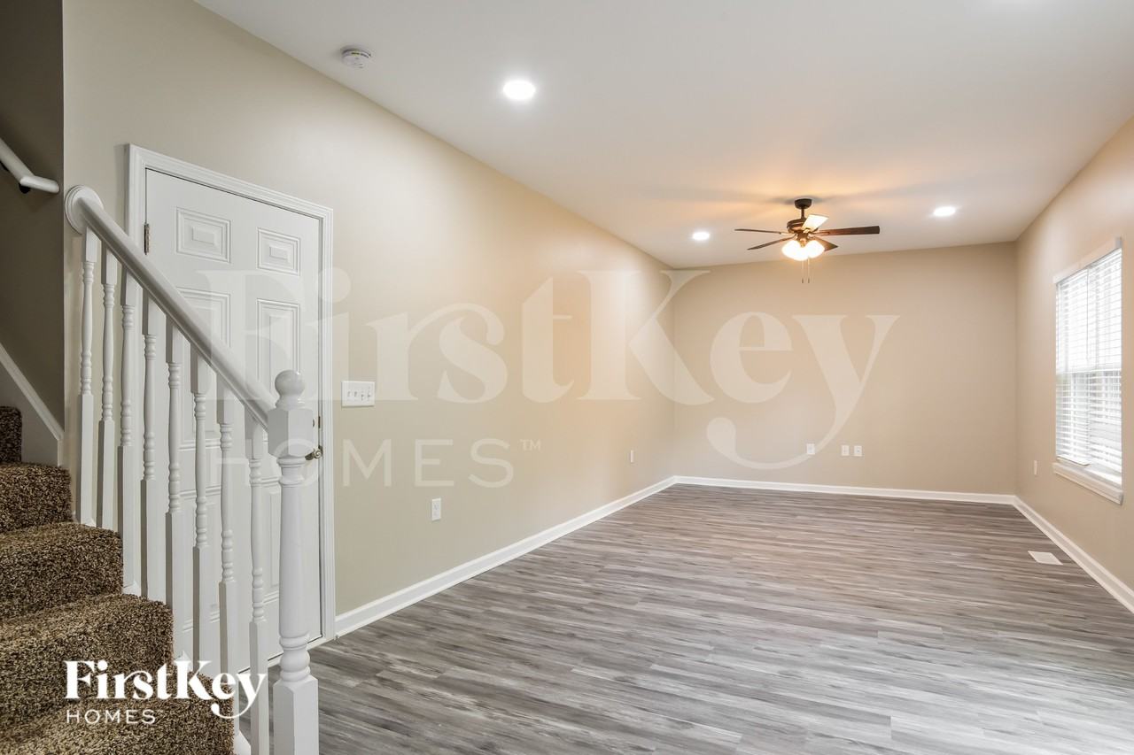 229 Deerfield Dr - Photo 5 of 19