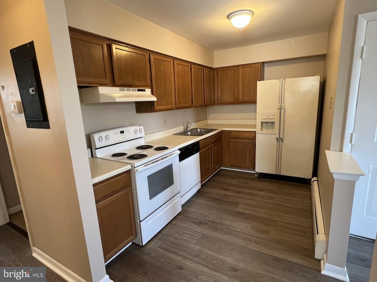 306 Walnut Court Way - Photo 3 of 11