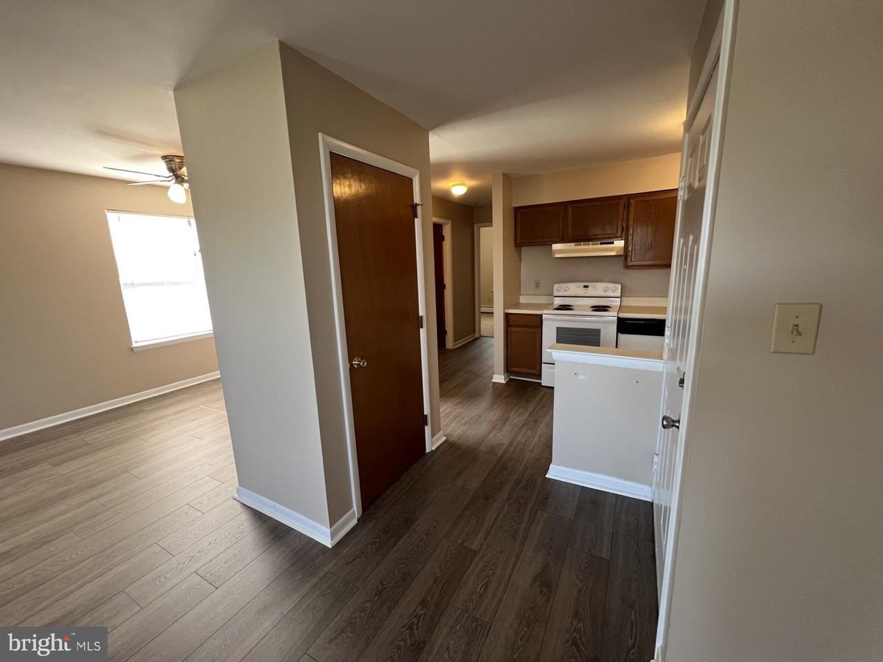 306 Walnut Court Way - Photo 4 of 11