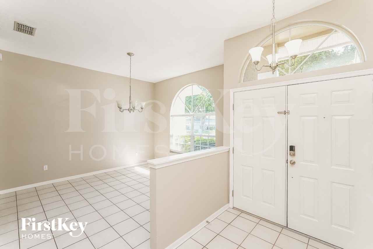 9712 Glenpointe Dr - Photo 2 of 16