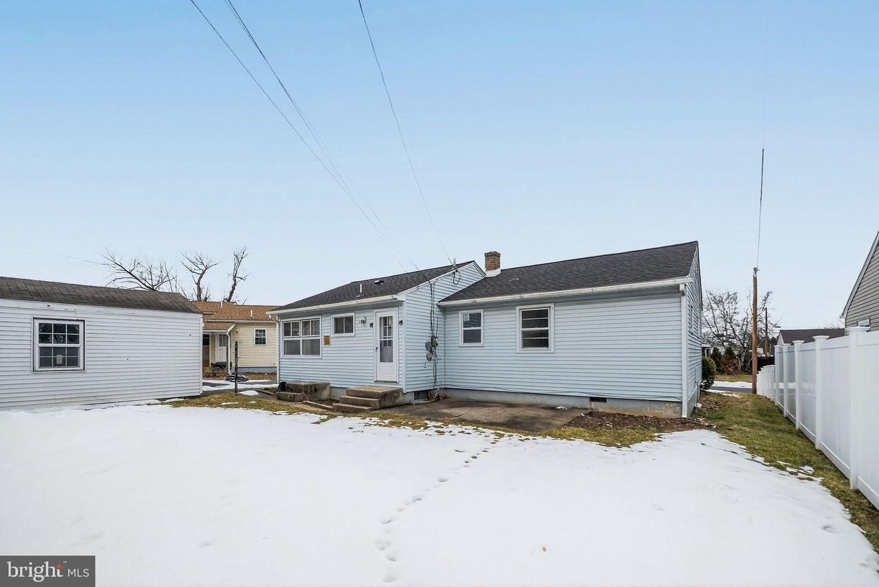 1569 Fleming St - Photo 3 of 14