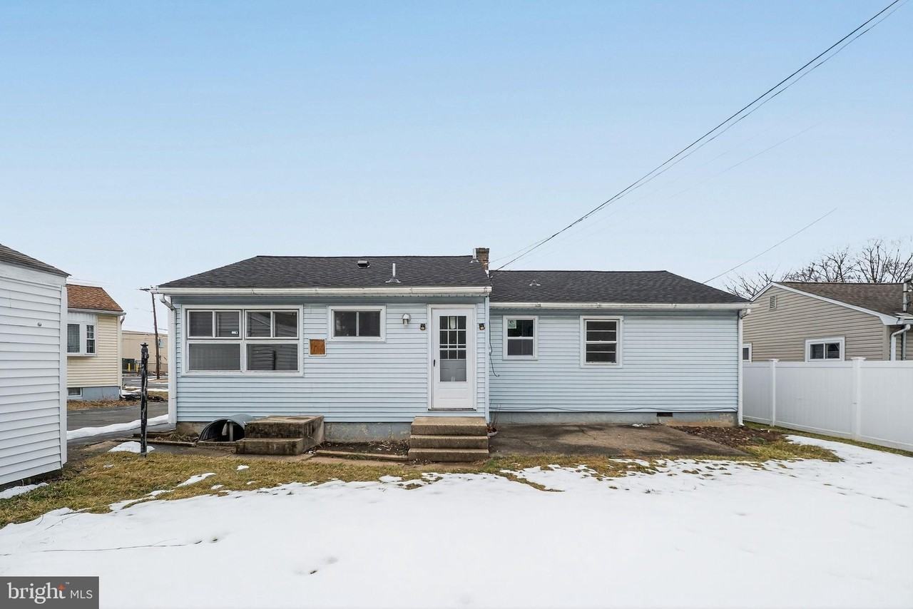 1569 Fleming St - Photo 4 of 14