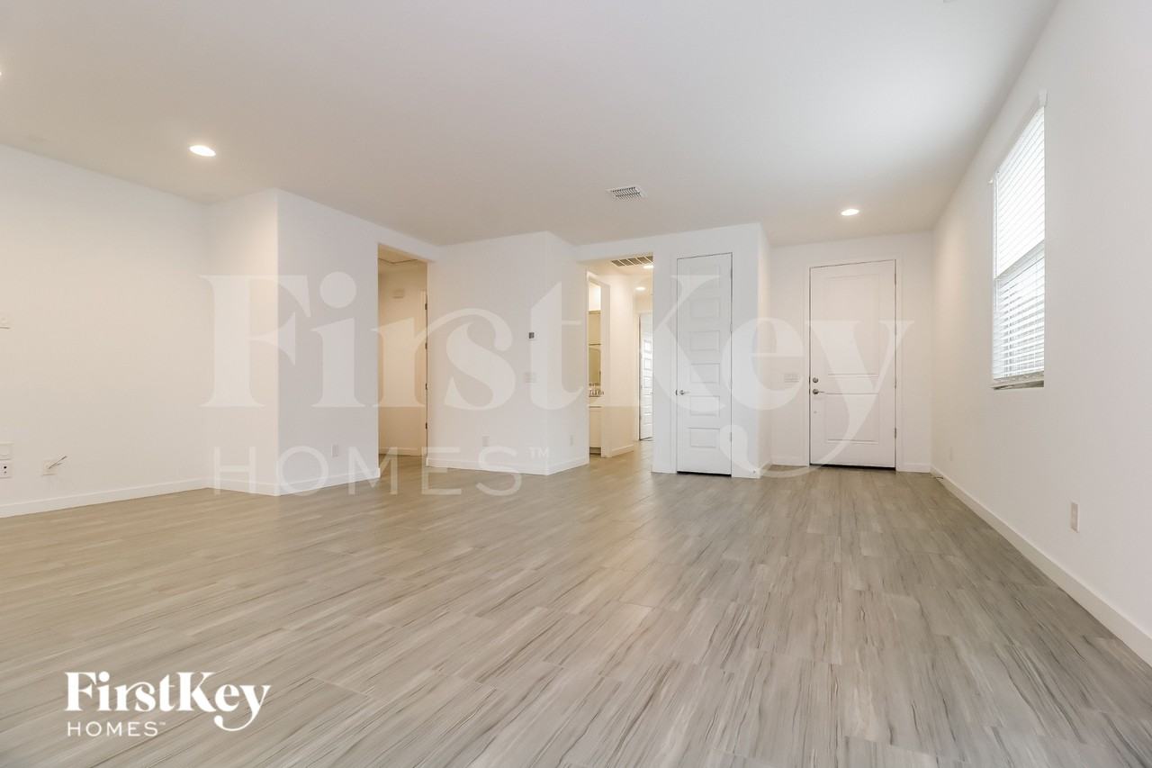 12516 W Kaler Dr - Photo 3 of 15