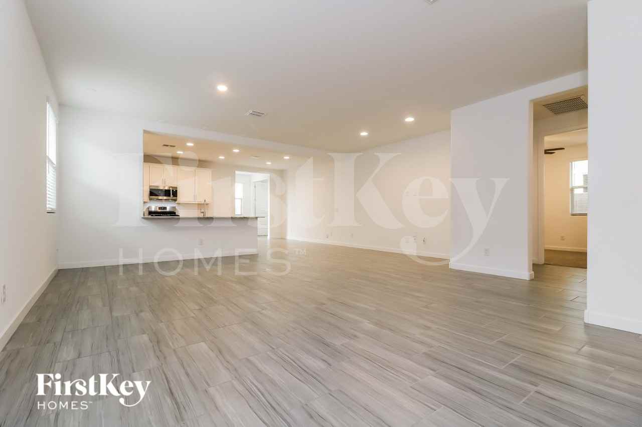 12516 W Kaler Dr - Photo 4 of 15