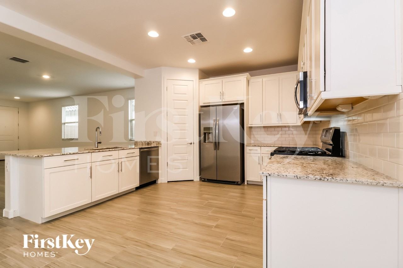 12516 W Kaler Dr - Photo 7 of 15