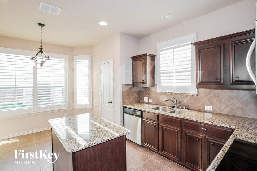 1629 Signature Dr - Photo 5 of 15