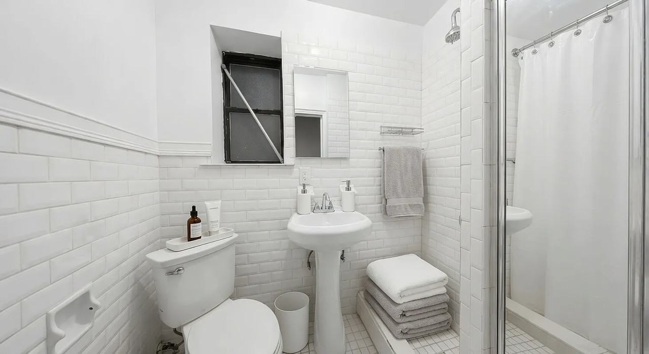 405 W 49th St #3E - Photo 3 of 6