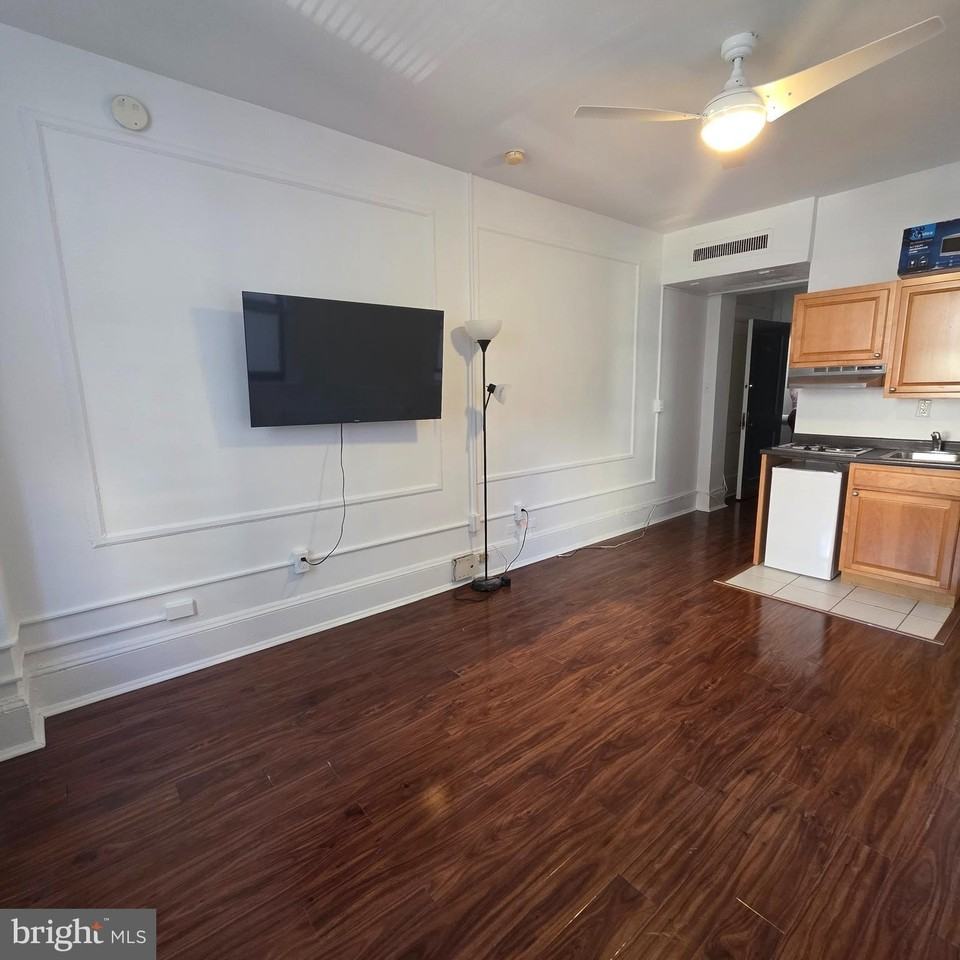 1324 Locust St #412 - Photo 3 of 20