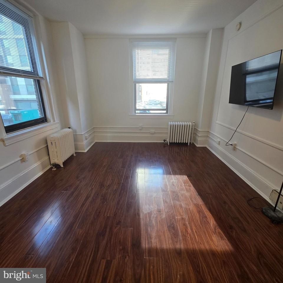1324 Locust St #412 - Photo 5 of 20