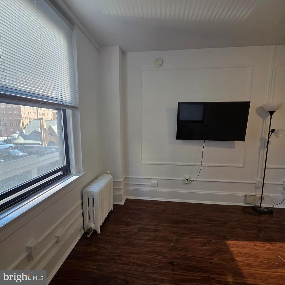 1324 Locust St #412 - Photo 7 of 20