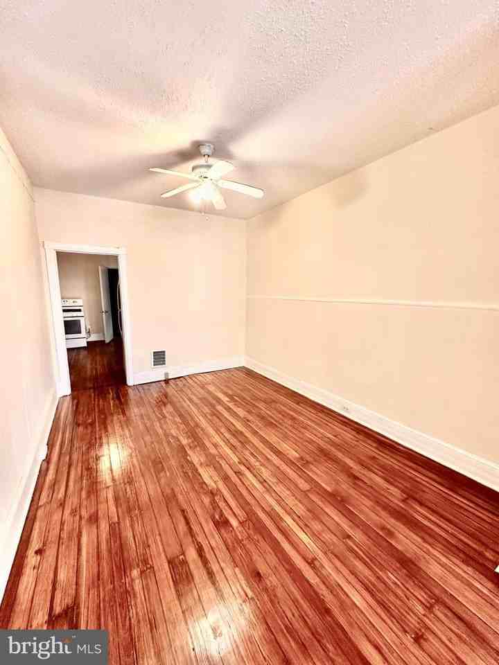 341 W Penn St - Photo 4 of 13