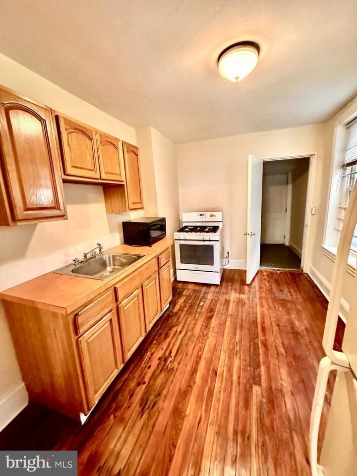 341 W Penn St - Photo 5 of 13