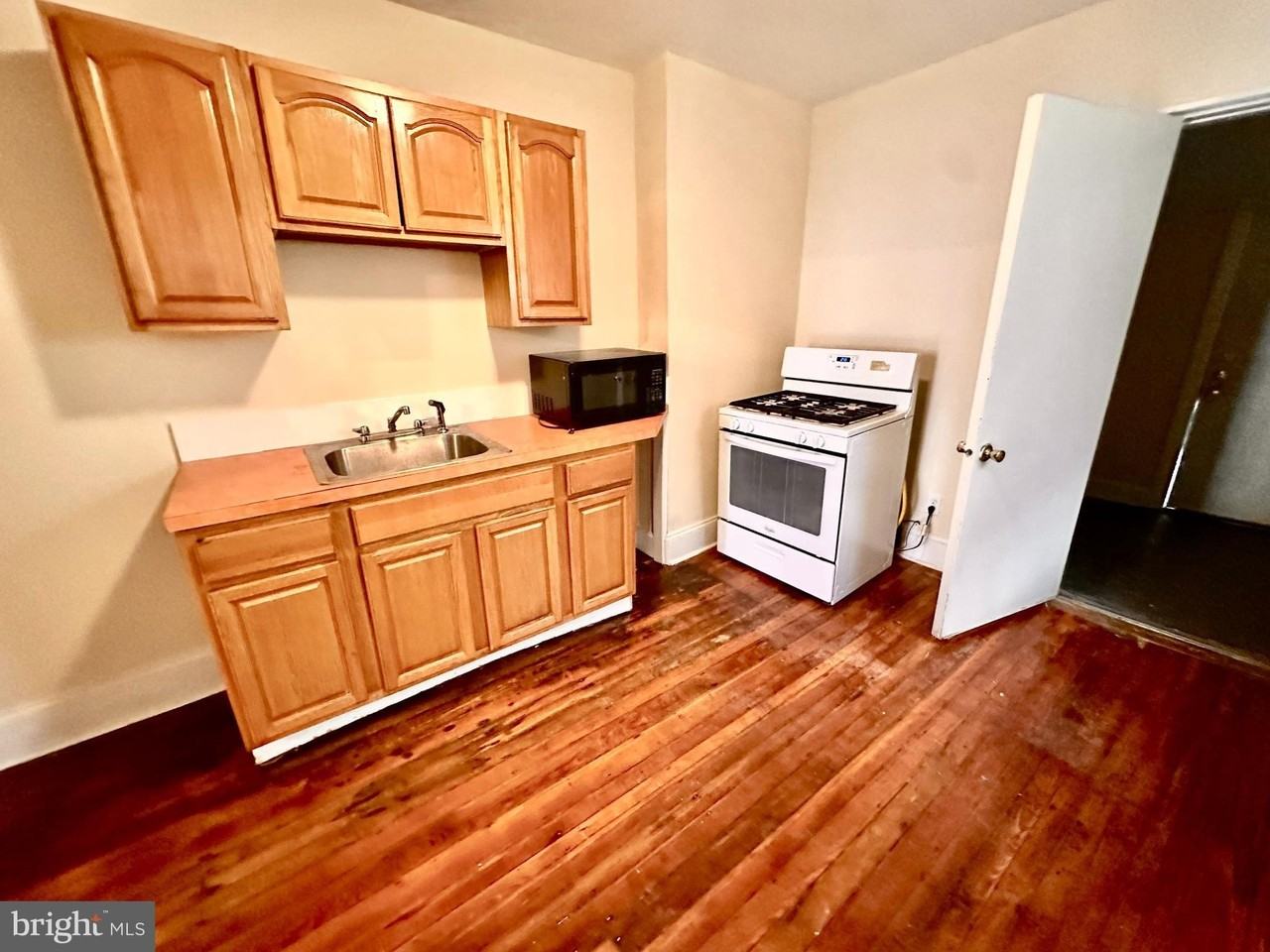 341 W Penn St - Photo 6 of 13