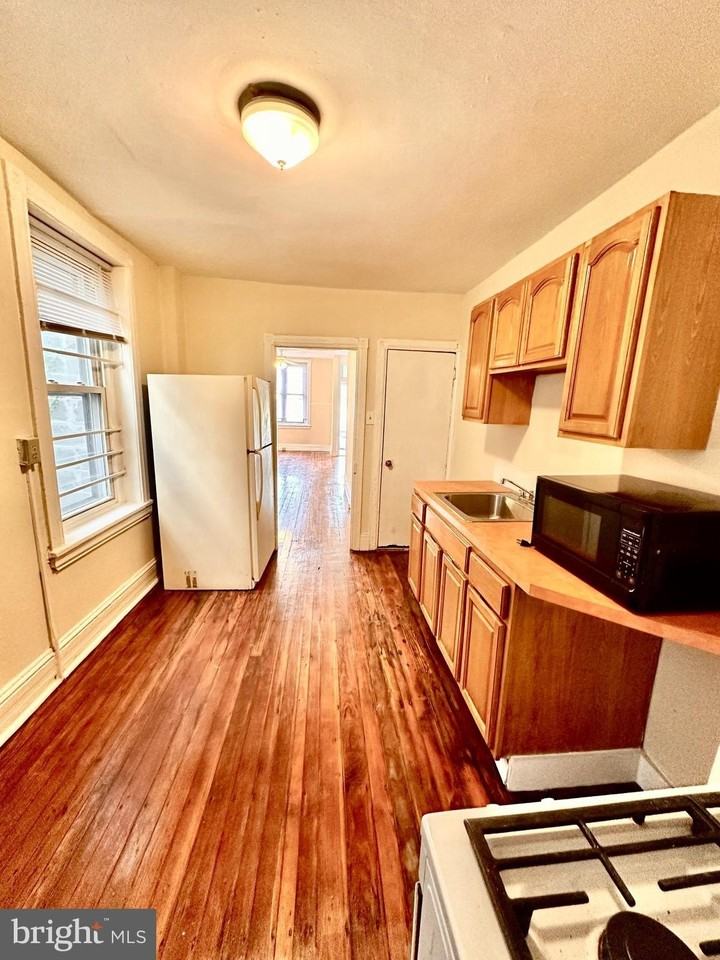 341 W Penn St - Photo 7 of 13