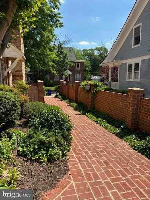 870 N Jackson St - Photo 3 of 3