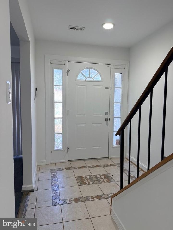 7291 Hillary St - Photo 3 of 33