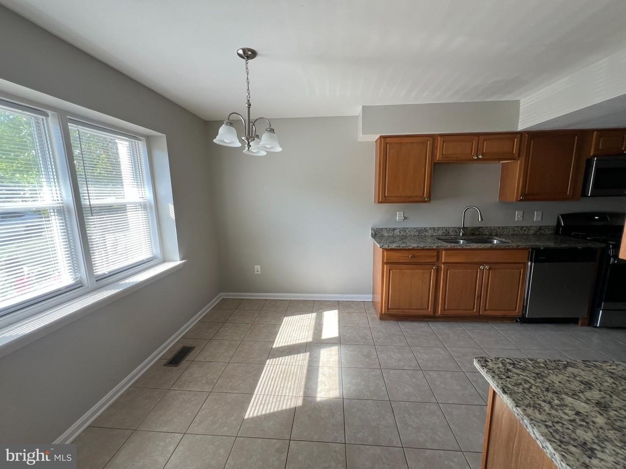 14866 Dorian Dr - Photo 3 of 28