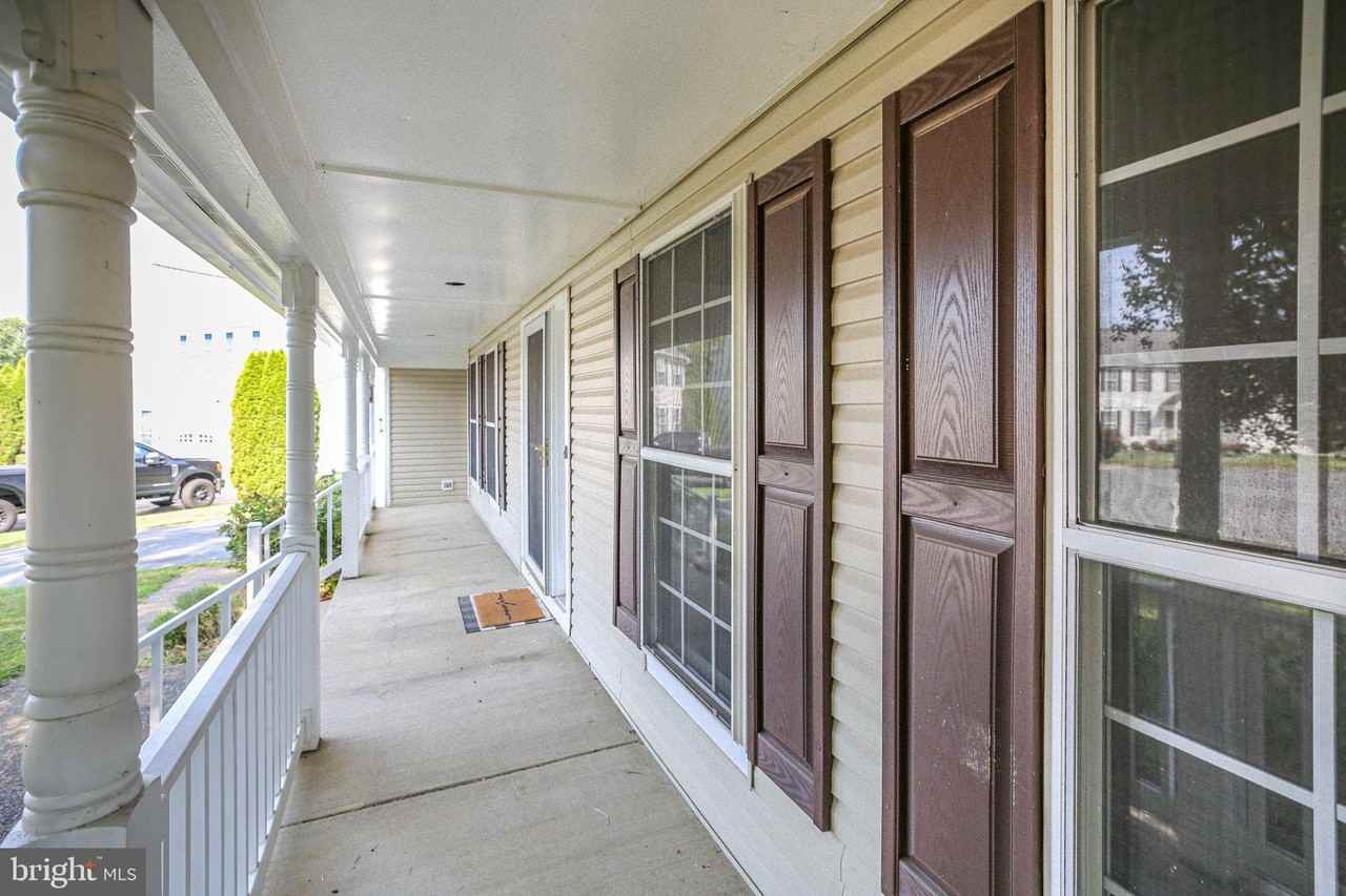 20 Saint Marks Ct - Photo 3 of 41