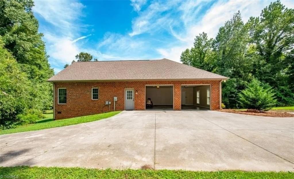 123 Pleasant Dr - Photo 2 of 15