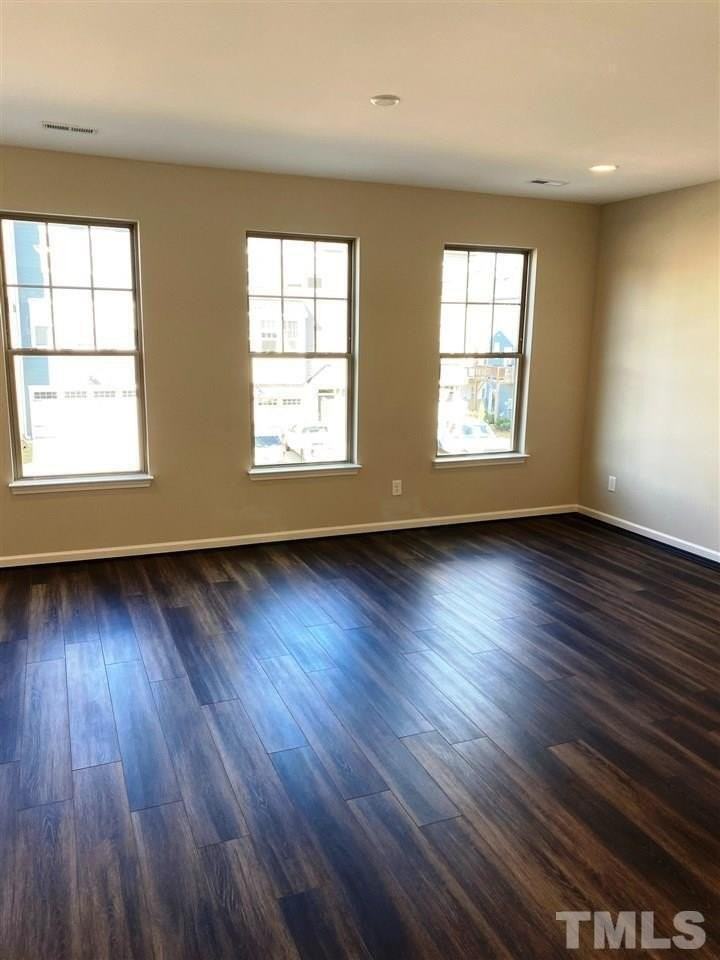 1015 Larabee Ln - Photo 4 of 19