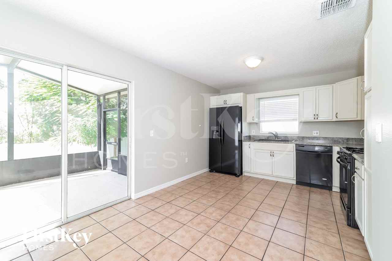 945 Kenbar Ave - Photo 5 of 16