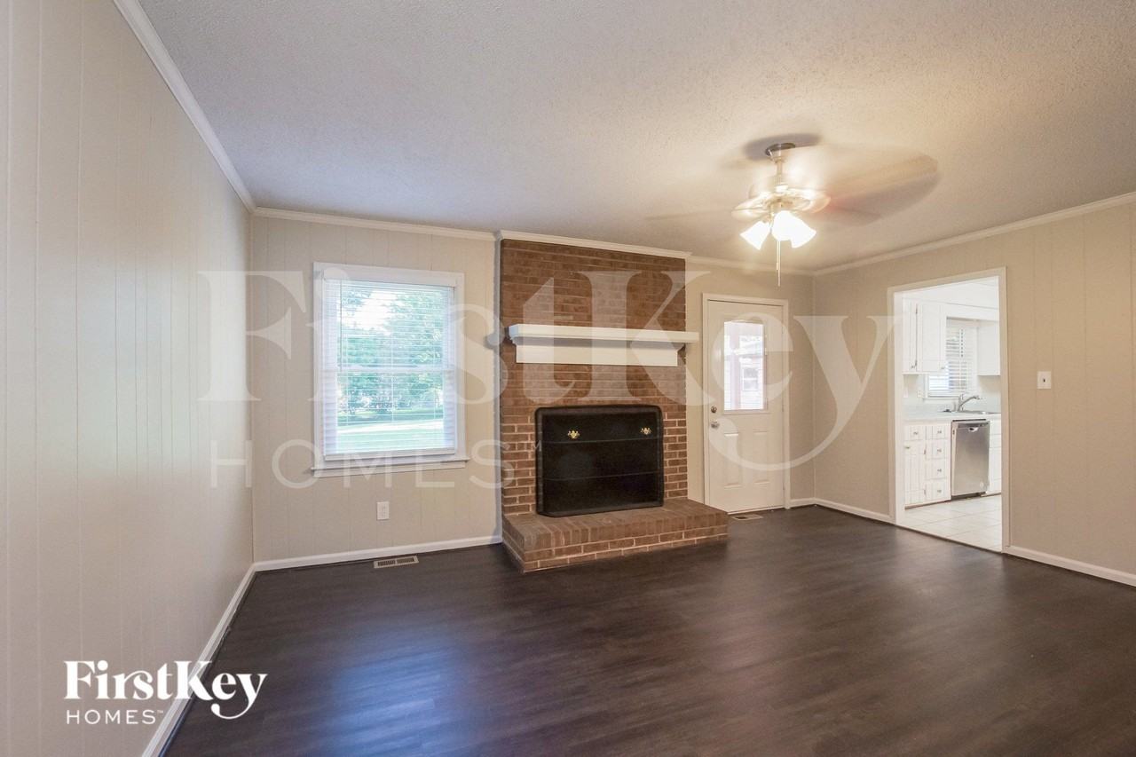 1023 Lightwood Dr - Photo 4 of 15