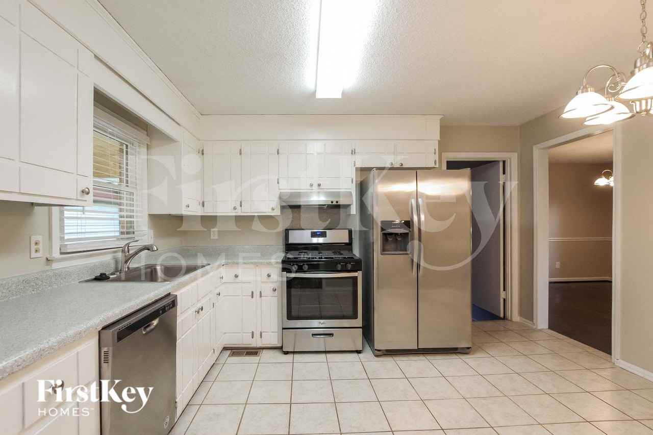1023 Lightwood Dr - Photo 7 of 15