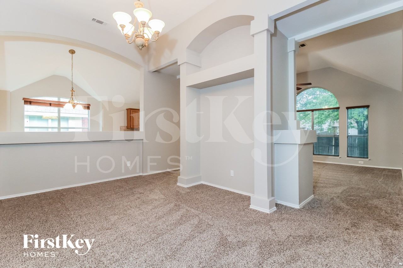 1233 Logan Dr - Photo 5 of 16