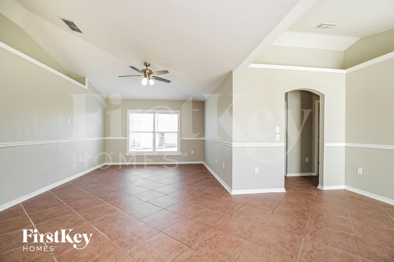 1120 Nw 11th Pl - Photo 5 of 19