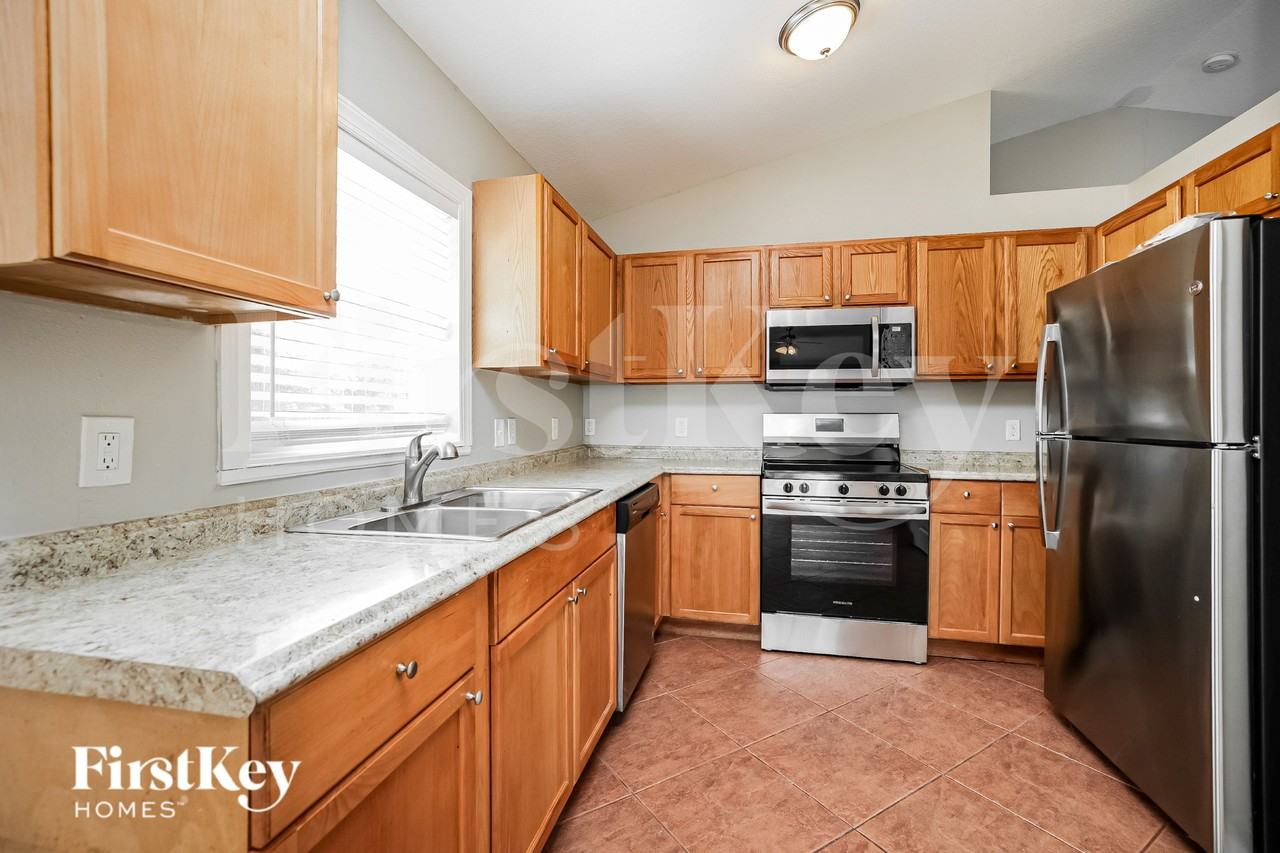 1120 Nw 11th Pl - Photo 7 of 19