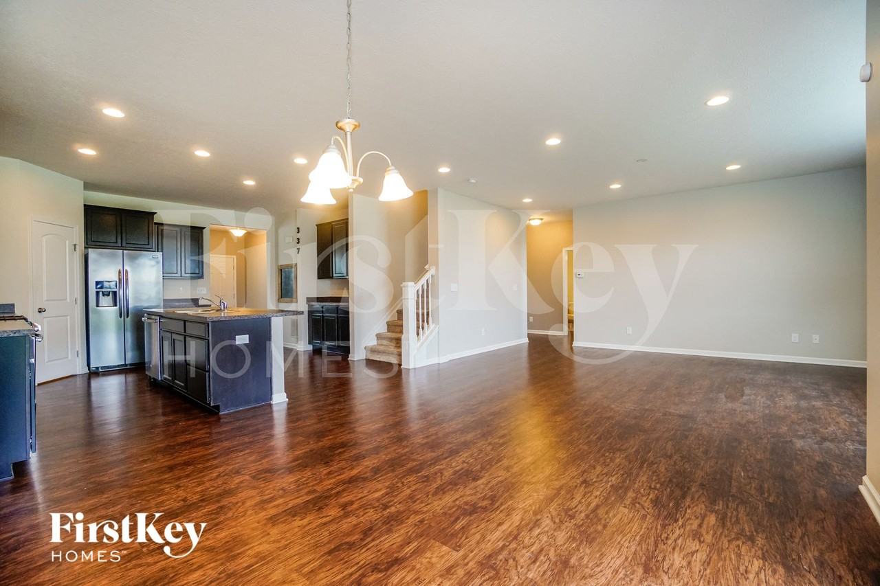 337 Johann St - Photo 3 of 15