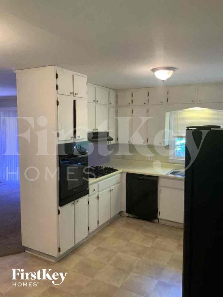 3670 Judy Lynn Ct - Photo 4 of 9