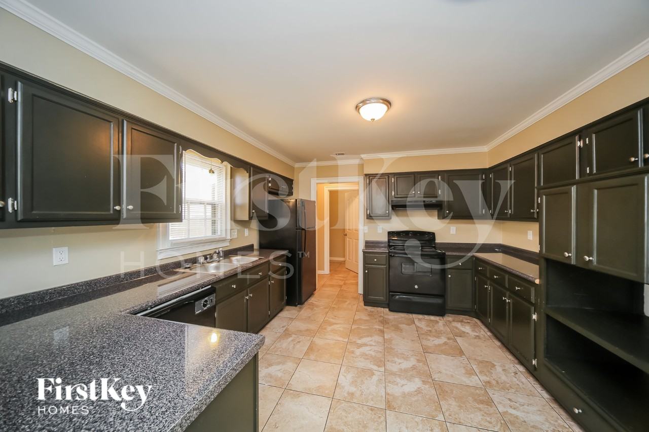 8158 Creekside Cir S - Photo 5 of 17