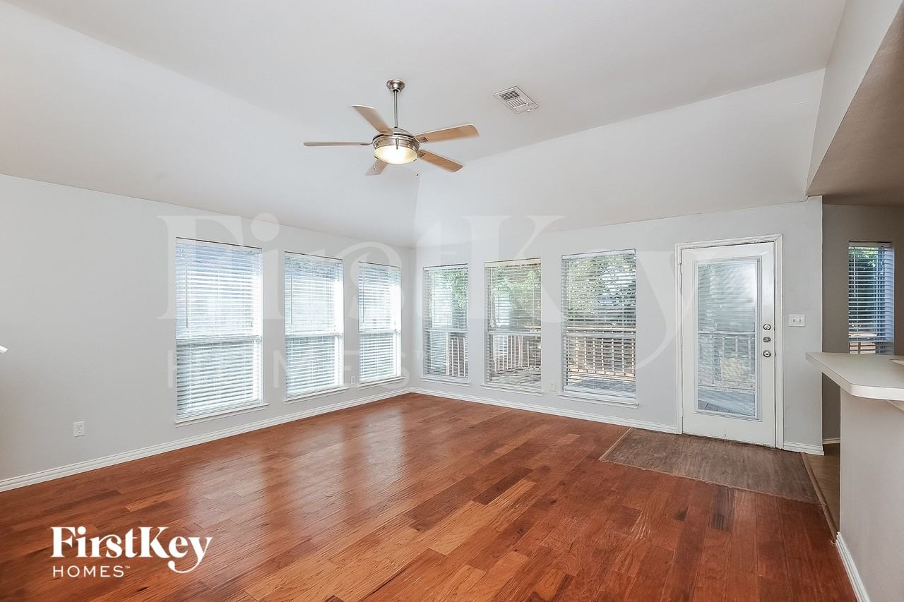 729 Pace Dr - Photo 2 of 16