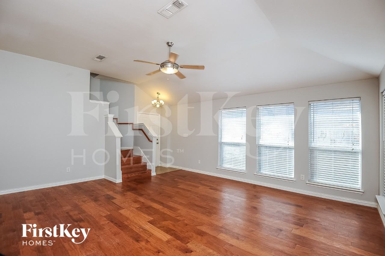 729 Pace Dr - Photo 3 of 16
