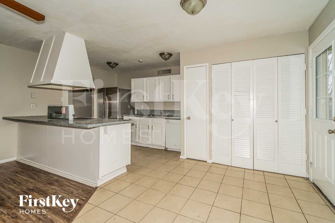 6403 Redwood Ln - Photo 5 of 16