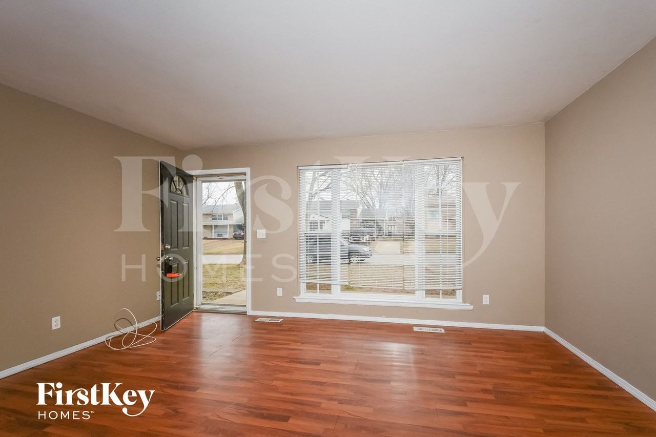 5323 Ville Cecelia Ln - Photo 4 of 15