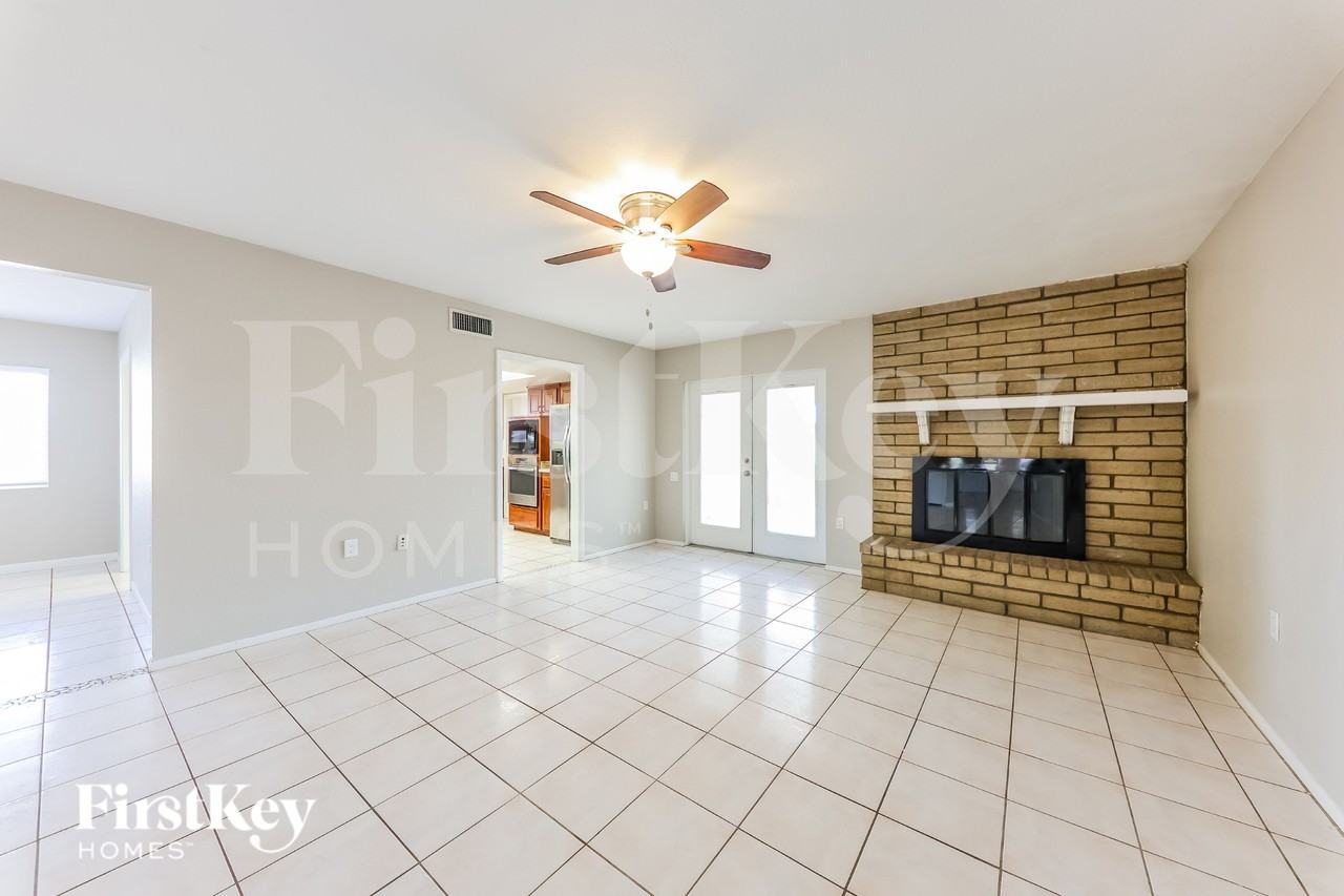 4826 W Paradise Ln - Photo 2 of 16