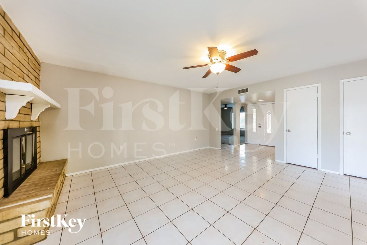 4826 W Paradise Ln - Photo 3 of 16