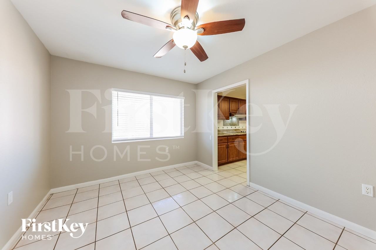 4826 W Paradise Ln - Photo 4 of 16