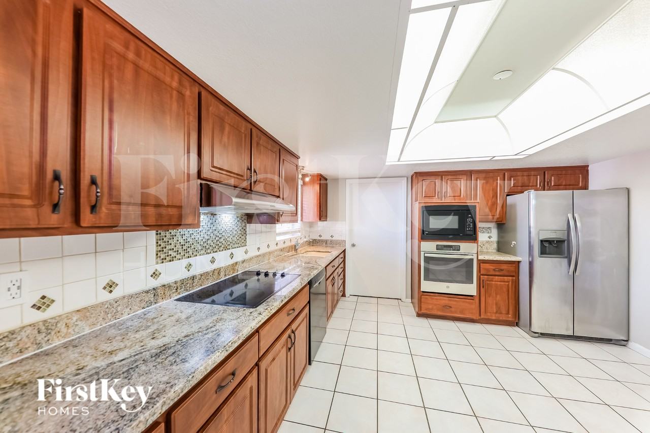 4826 W Paradise Ln - Photo 5 of 16