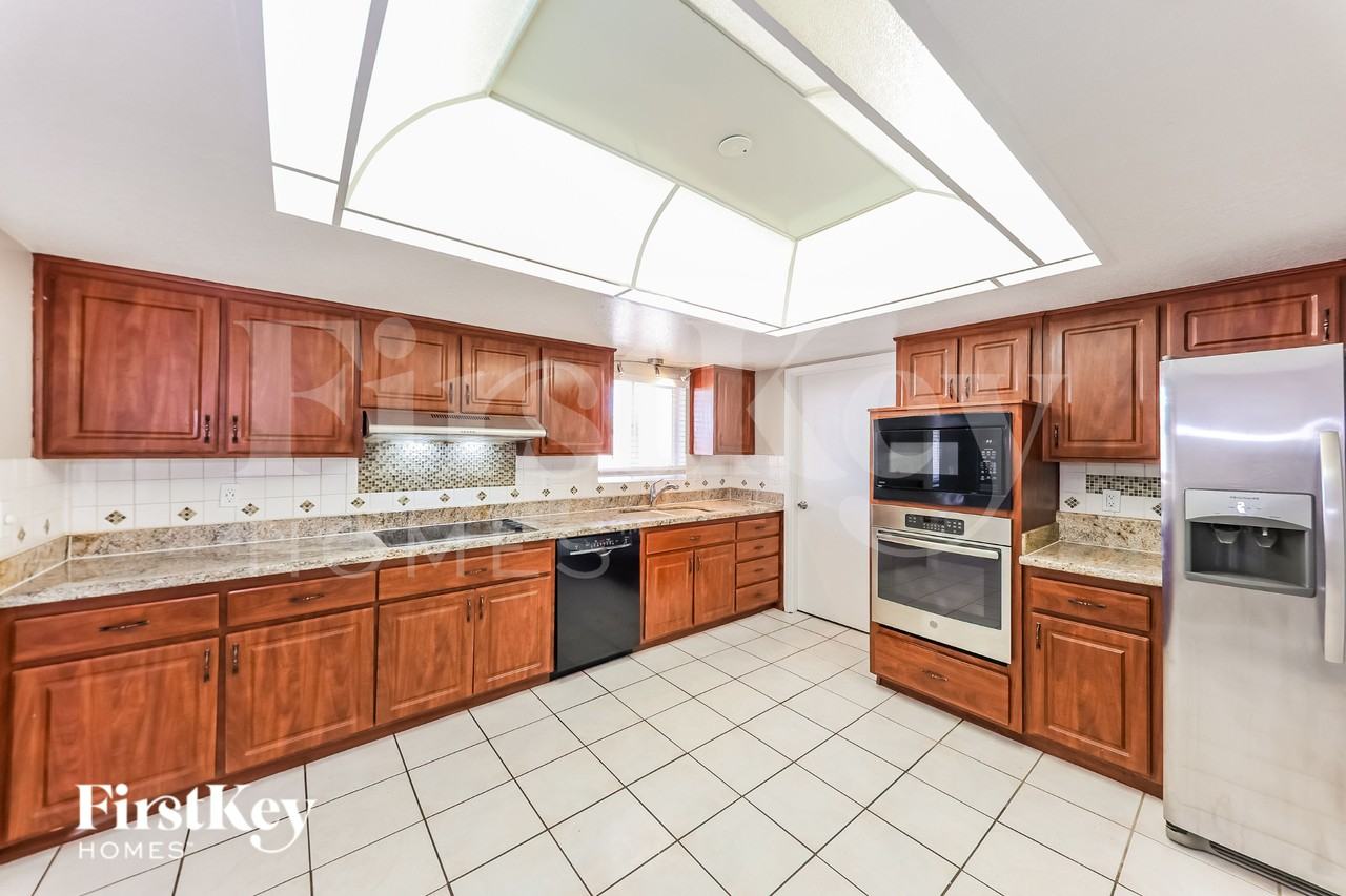 4826 W Paradise Ln - Photo 6 of 16