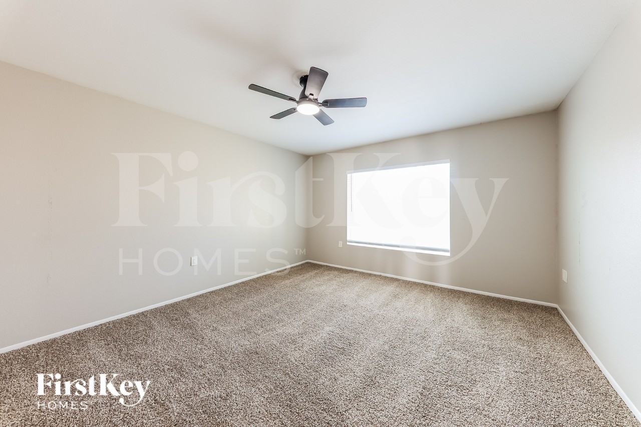4826 W Paradise Ln - Photo 7 of 16