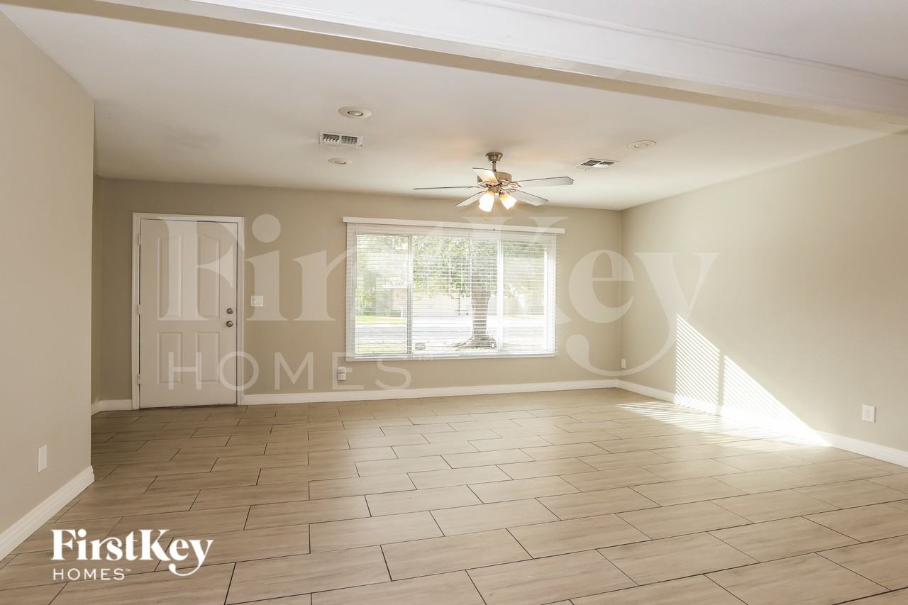 4818 W Christy Dr - Photo 3 of 19