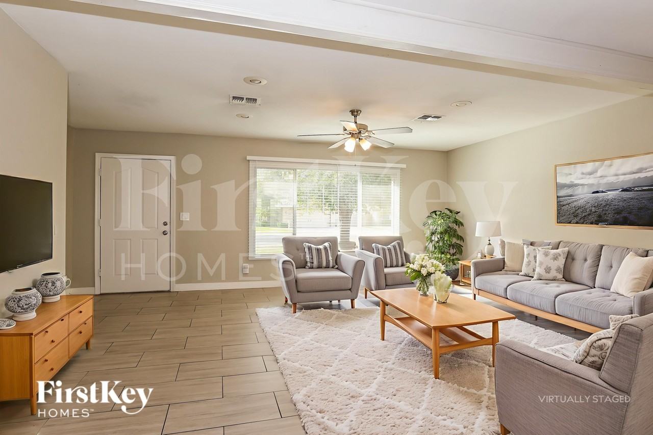 4818 W Christy Dr - Photo 4 of 19