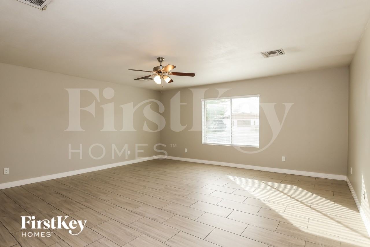 4818 W Christy Dr - Photo 5 of 19