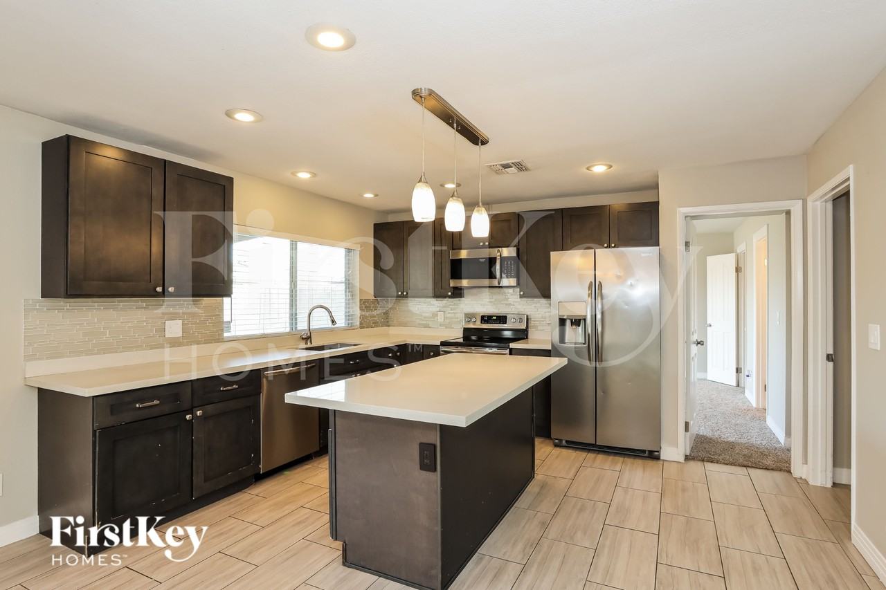 4818 W Christy Dr - Photo 6 of 19
