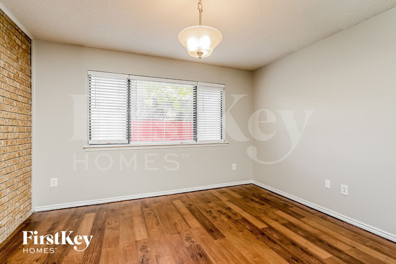 2661 Claremont Dr - Photo 4 of 16