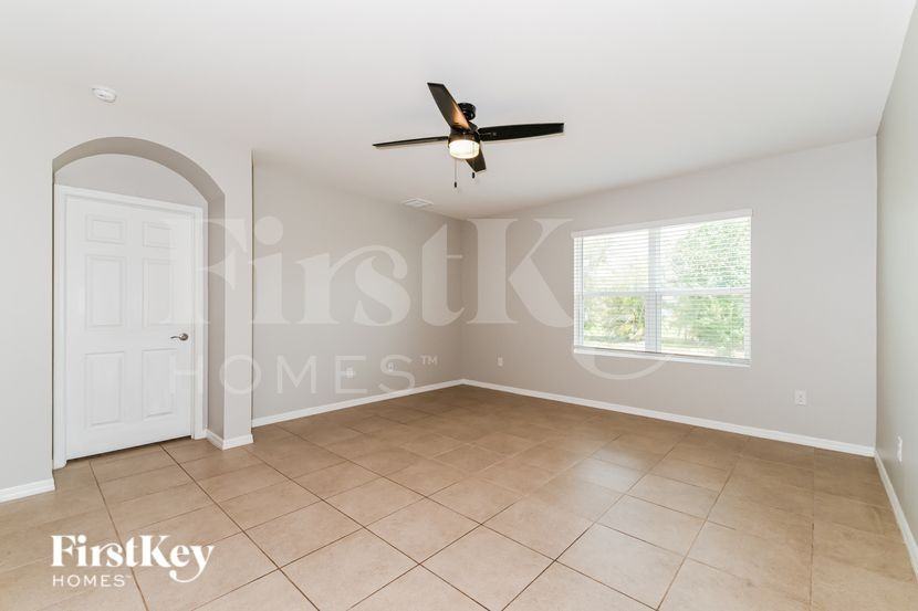 217 Se 27th St - Photo 3 of 16