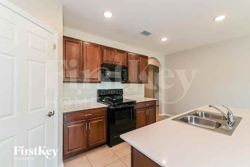 217 Se 27th St - Photo 7 of 16